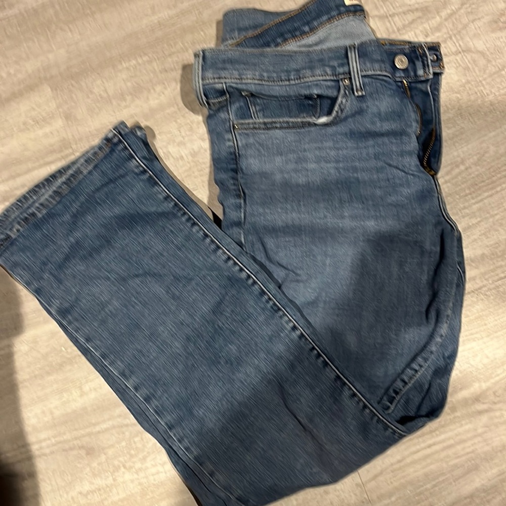 Like new Levi’s 315 Shaping Bootcut Jeans